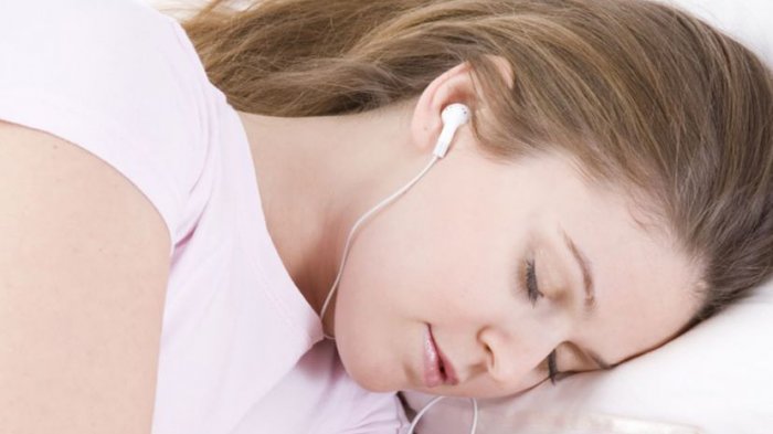 Bahaya Jika Memakai Headset Saat Tidur : Sebabkan Gangguan Saraf Pada Otak